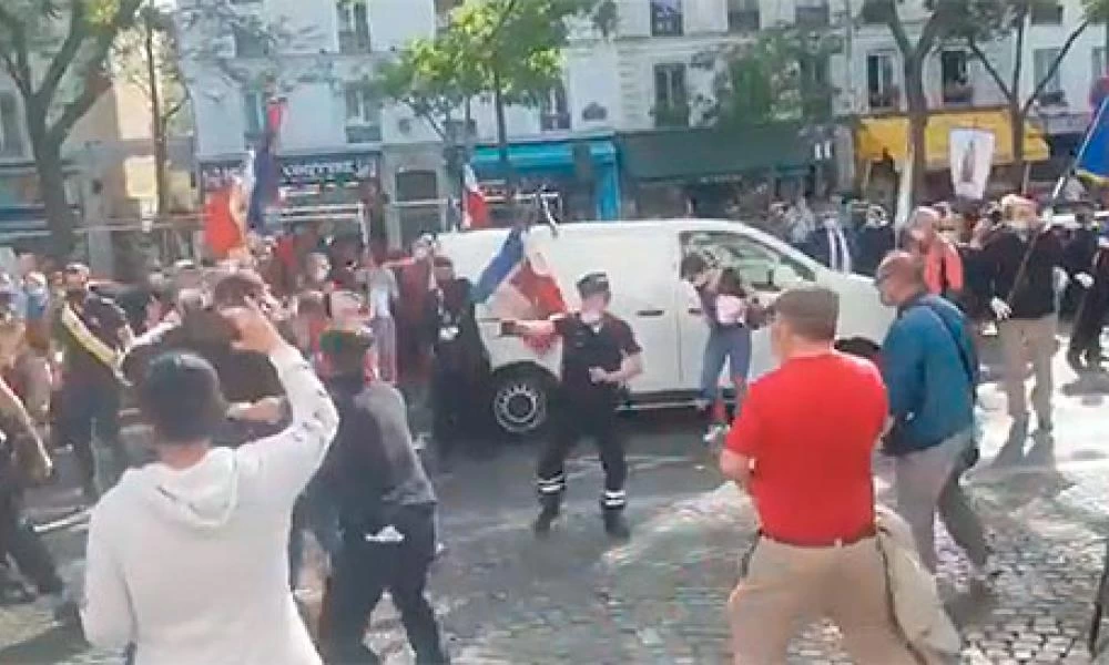 Παρίσι: Αριστεροί μπαχαλάκηδες μαγάρισαν εκκλησιαστική πομπή